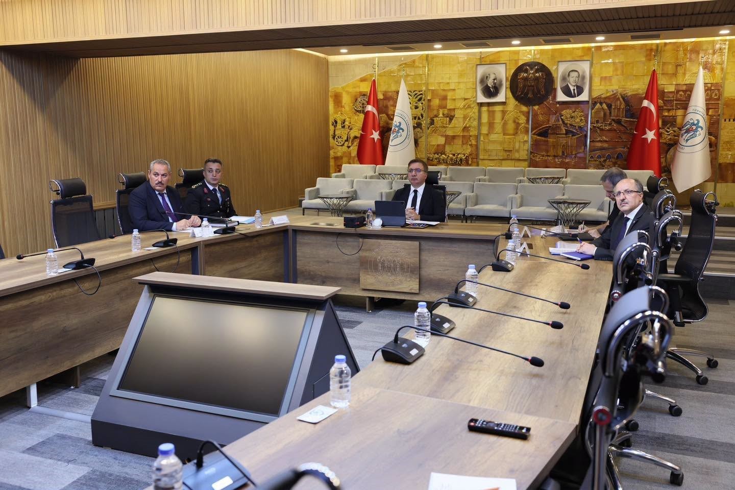 Erzincan Valisi Aydoğdu, Yurt G&uuml;venliği VKS Toplantısı&rsquo;na katıldı