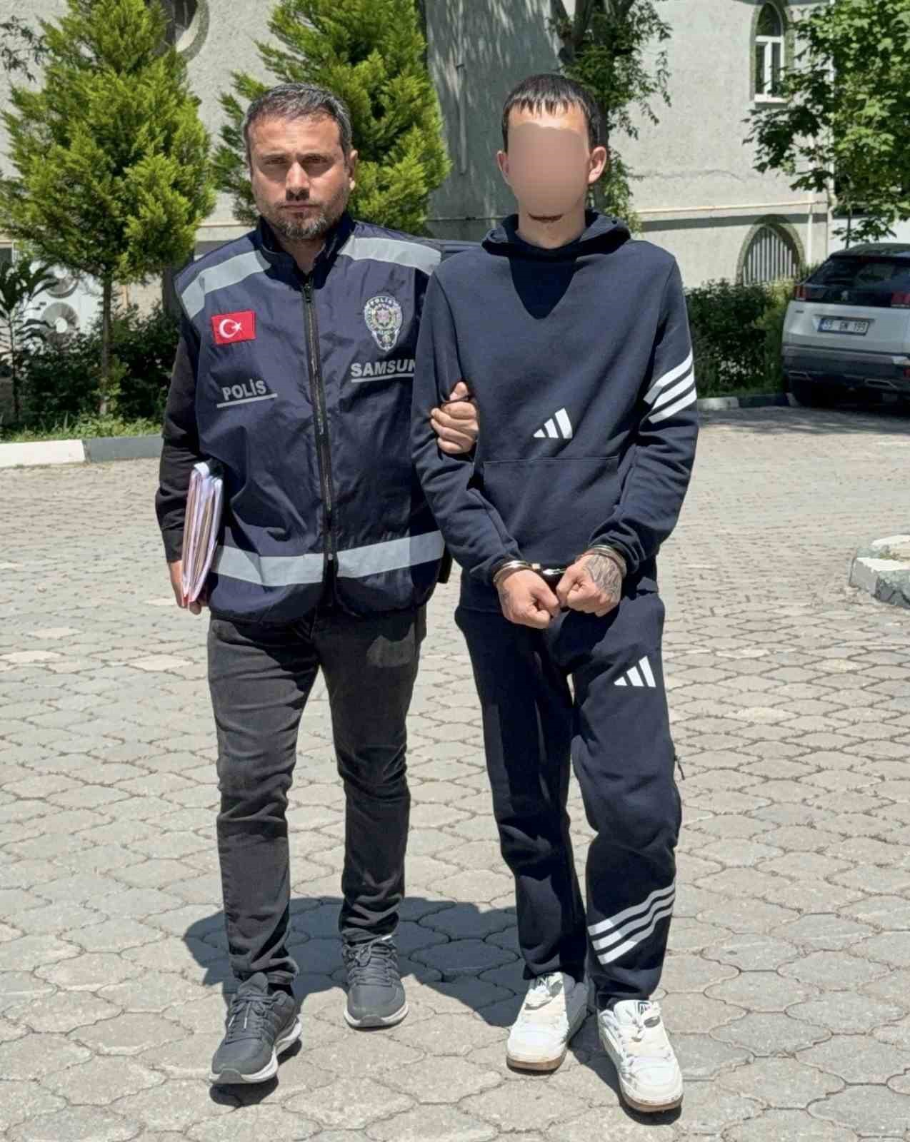 Park halindeki motosikletlere zarar verip birini &ccedil;aldı: 18 yaşındaki ş&uuml;pheli yakalandı