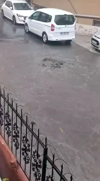 İstanbul’un birçok noktasında sağanak etkili oldu: Yollarda su birikintileri oluştu