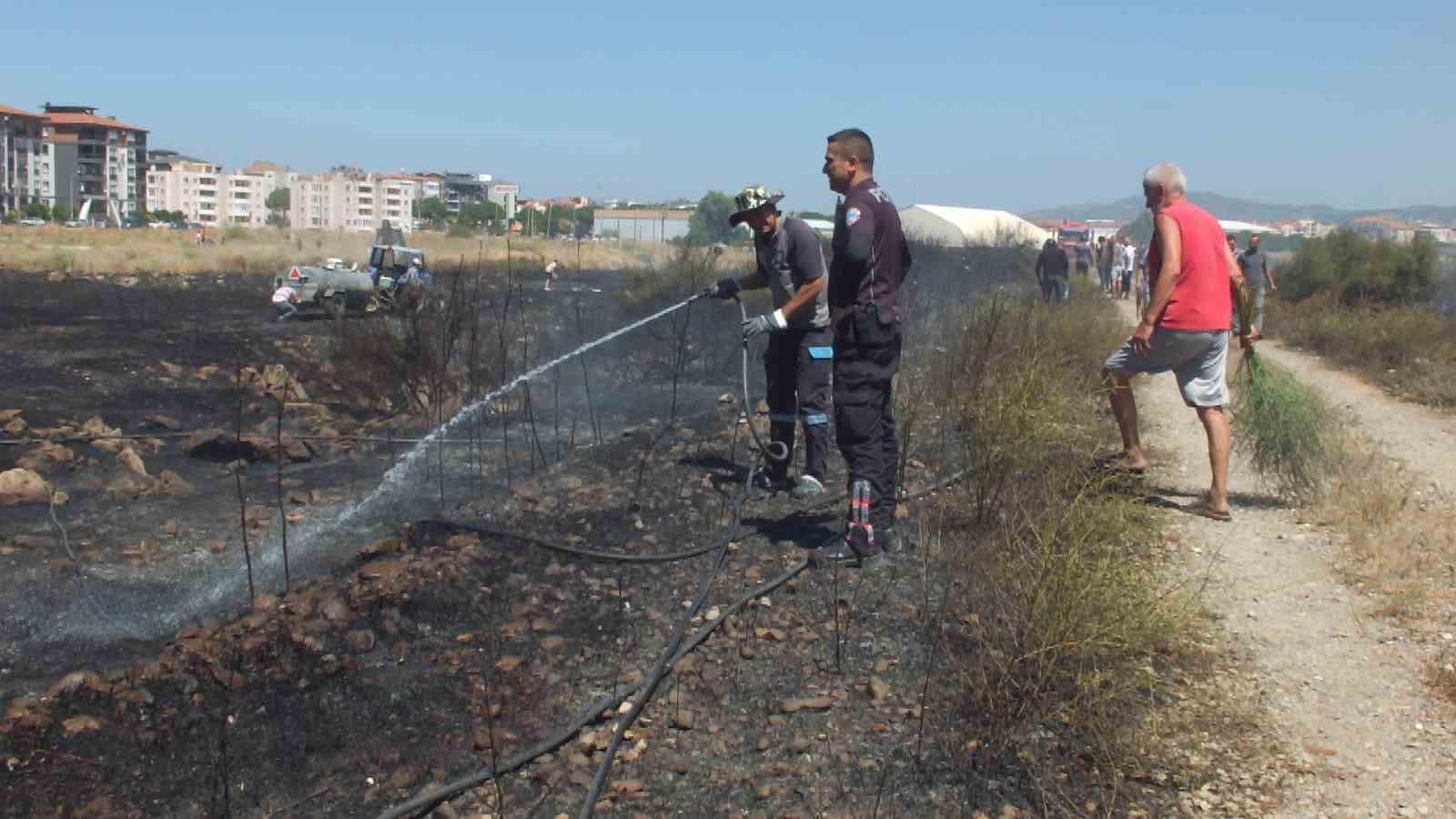 Burhaniye’de çıkan ot yangınına vatandaşlarda müdahale etti