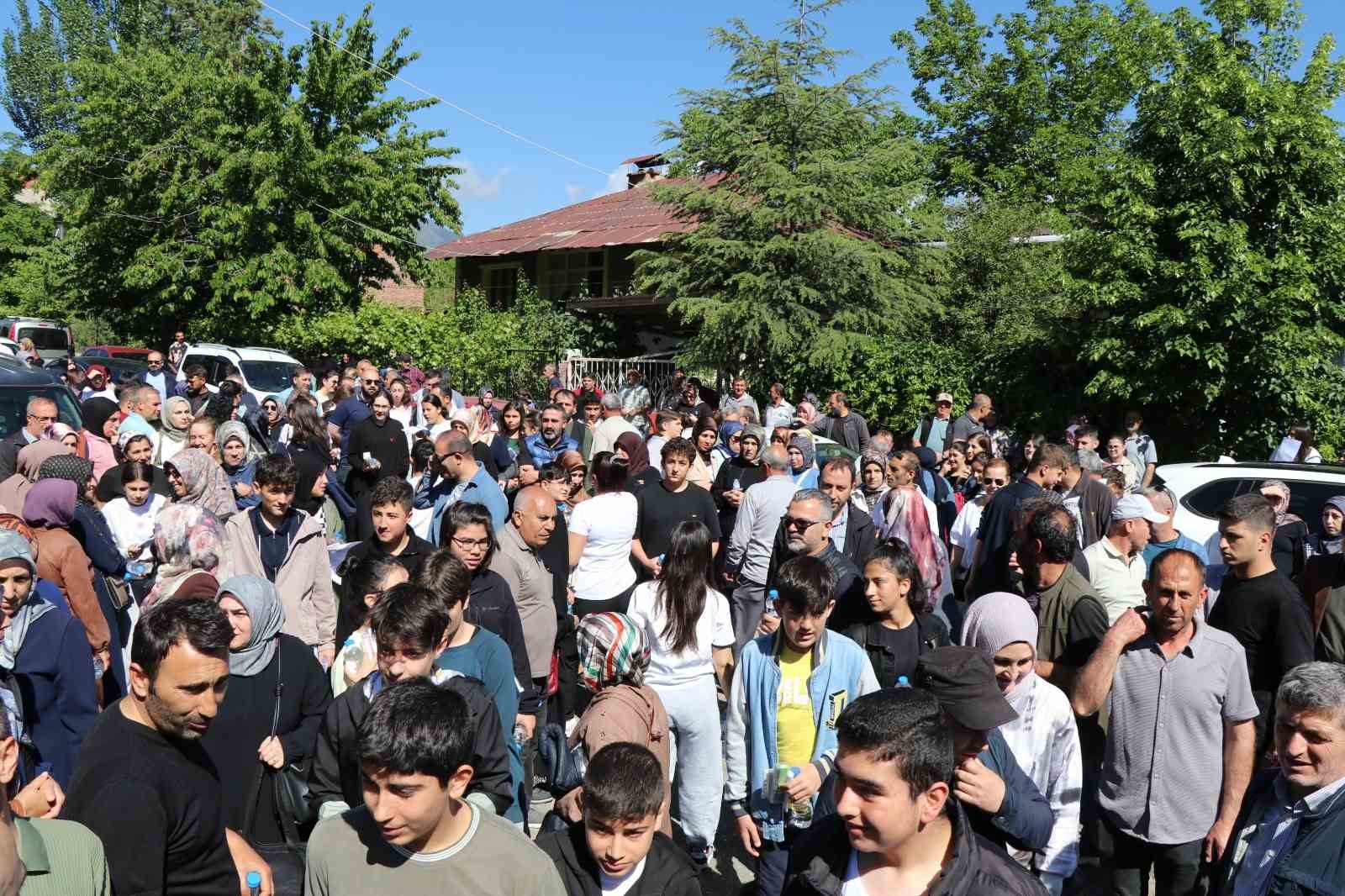 Sınava gireceği merkezi karıştıran &ouml;ğrenci son anda sınava yetiştirildi