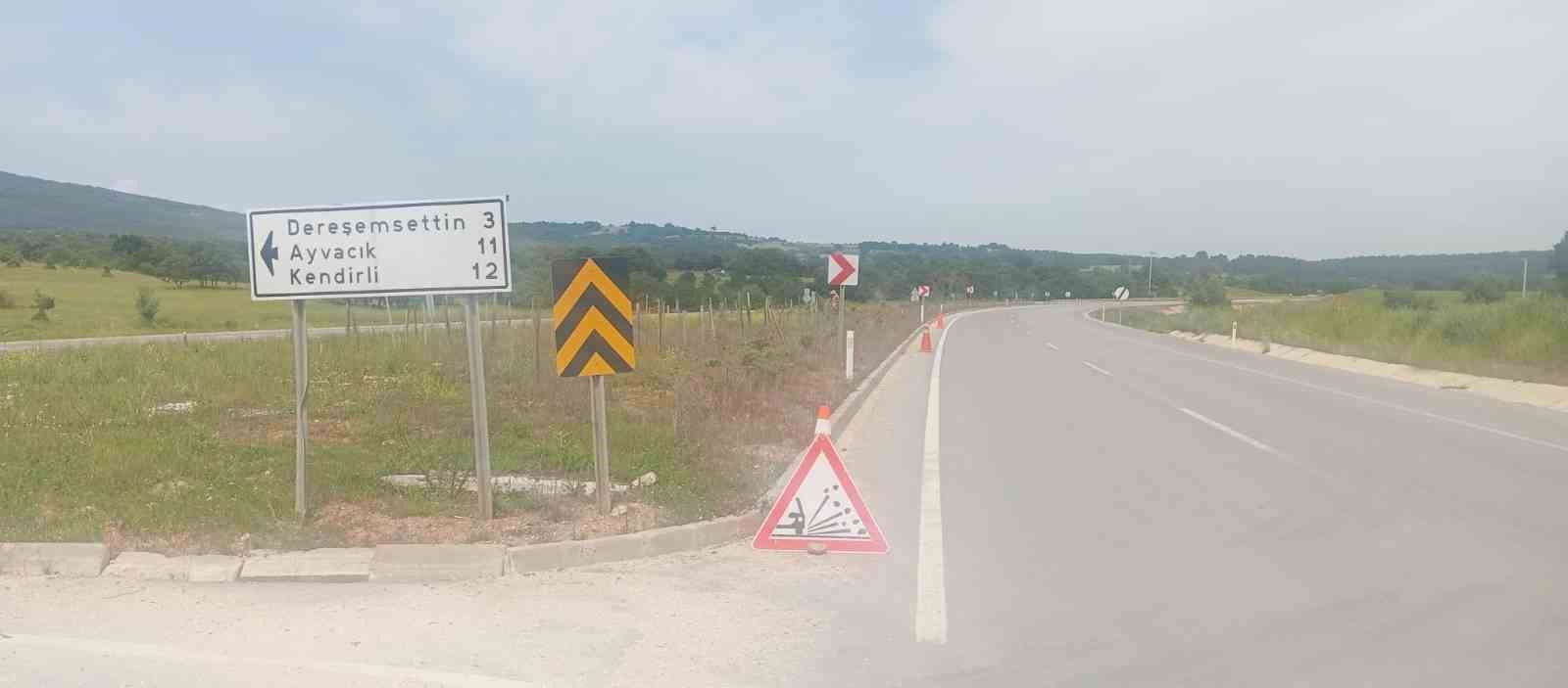 Karayolları yol kenarında ot biçerken fırlayan taş bir aracın ön camı çatlattı