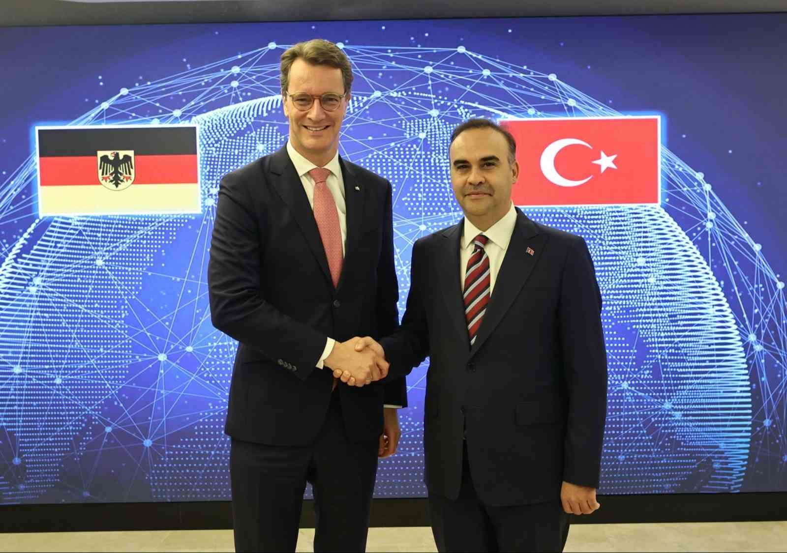 Bakan Kacır, Almanya’nın Kuzey Ren-Vestfalya Eyaleti Başbakanı Wüst ile bir araya geldi