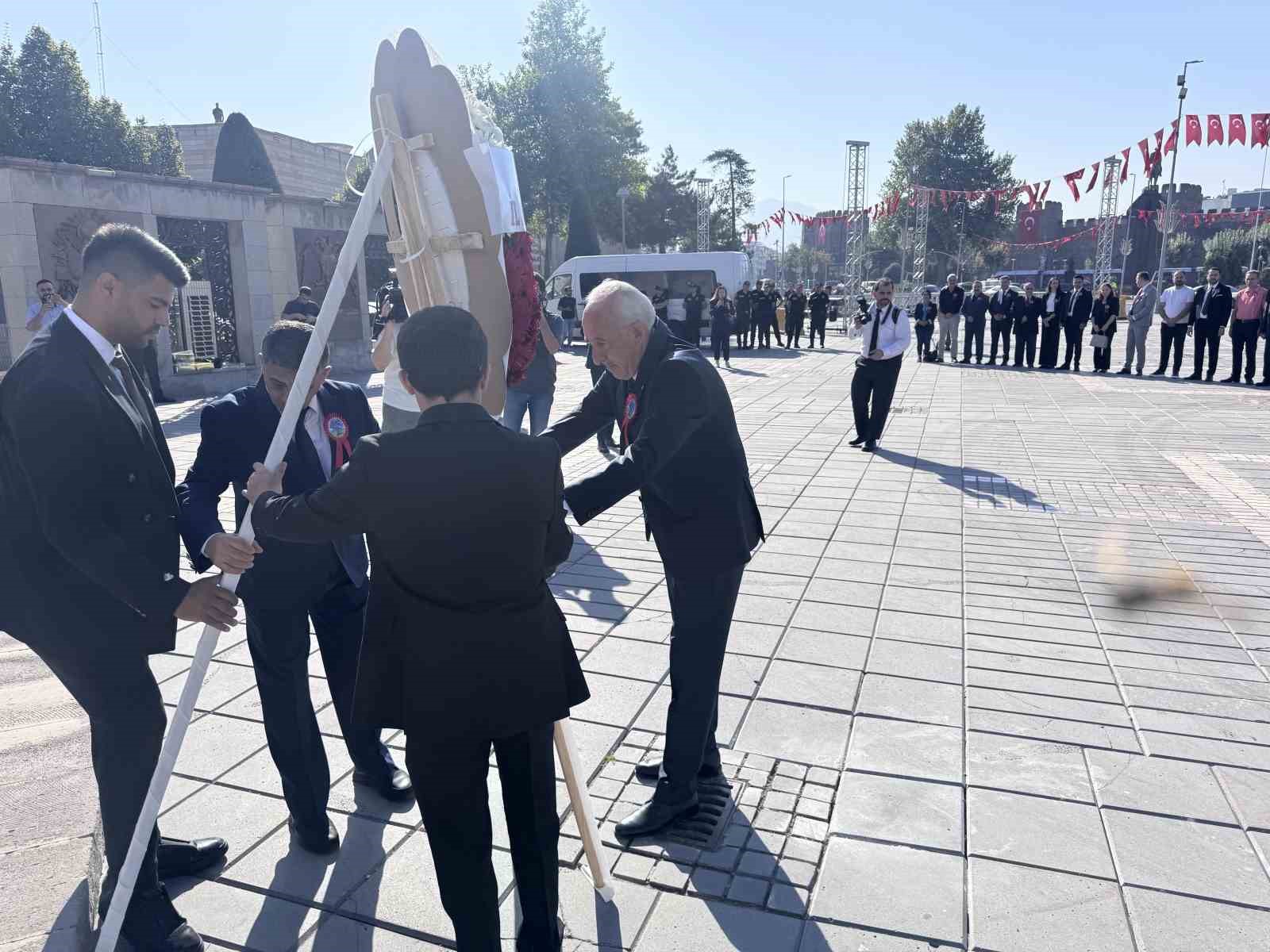 Kayseri’de ahilik kutlamaları çelenk sunma töreni ile başladı