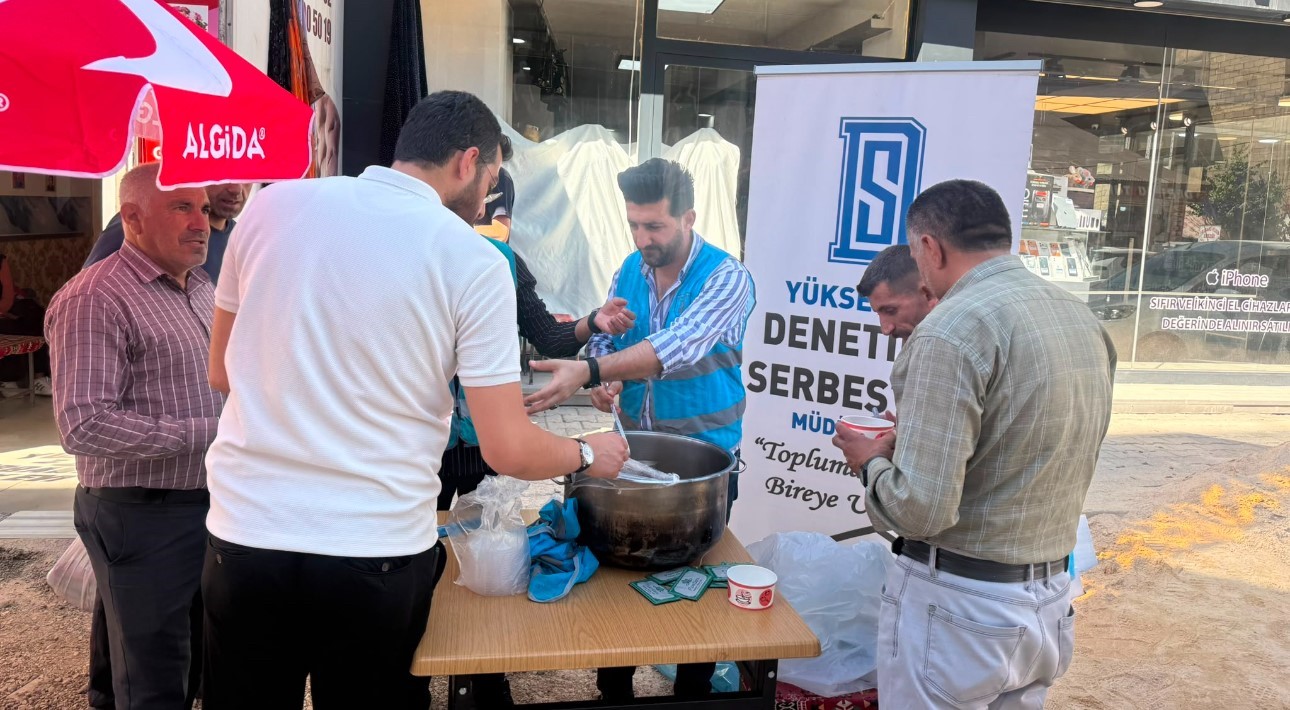 Yüksekova’da vatandaşlara aşure ikramı