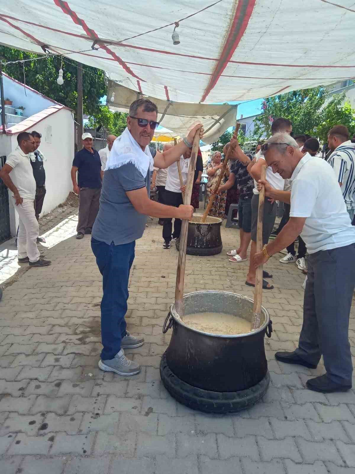 Burhaniye’de keşkek dövme geleneği devam ediyor