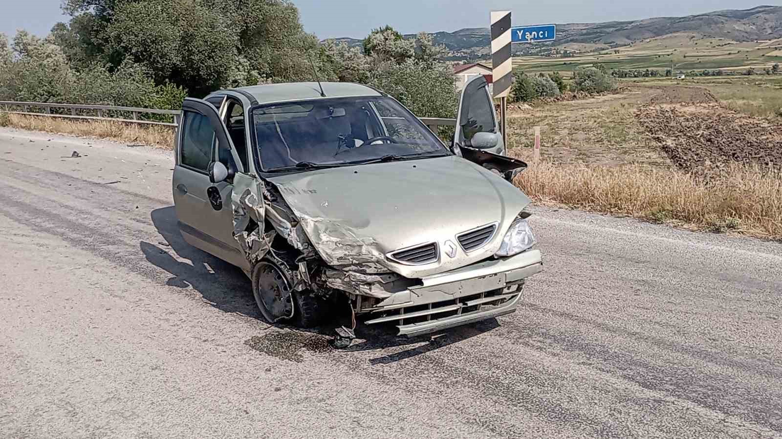 İki otomobil kafa kafaya çarpıştı: 2 yaralı