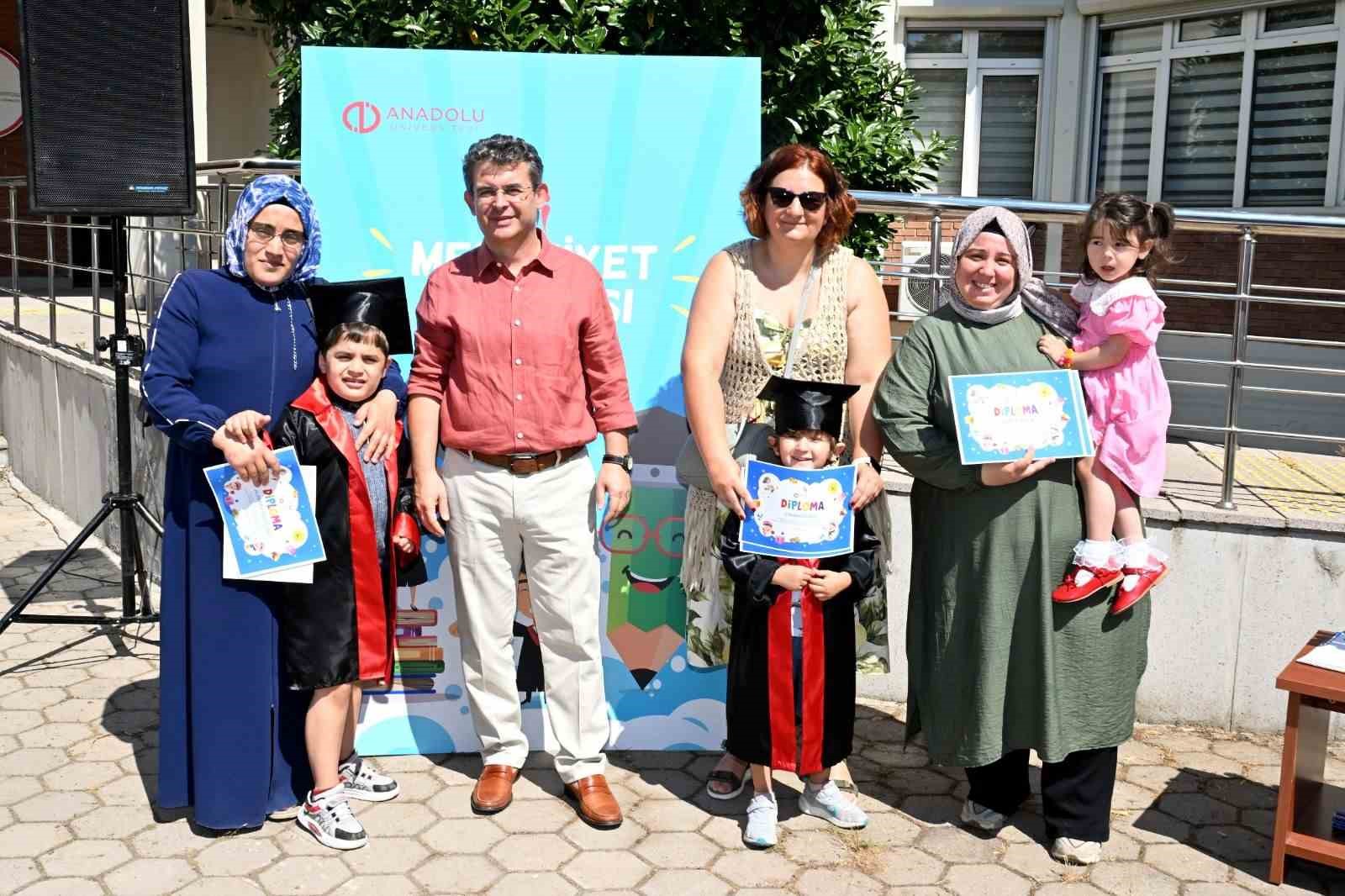 Anadolu &Uuml;niversitesi&rsquo;nde gurur g&uuml;n&uuml;: Sevgi ve sabrın mezuniyeti