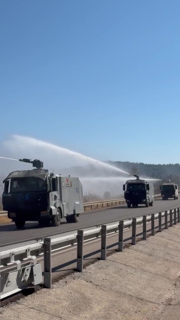 Kontrol altına alınan orman yangınında peş peşe sıralanan TOMA’ların müdahalesi