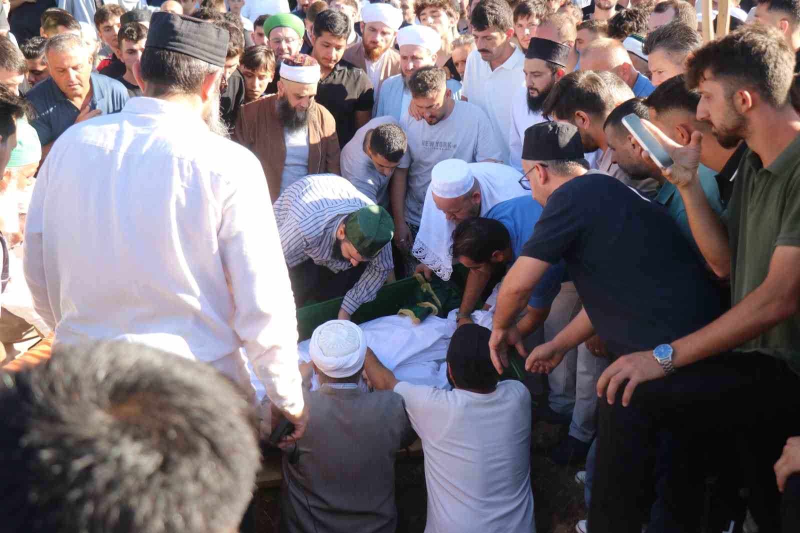 Feci kazada ölen hafızın cenaze namazını imam olan babası kıldırdı