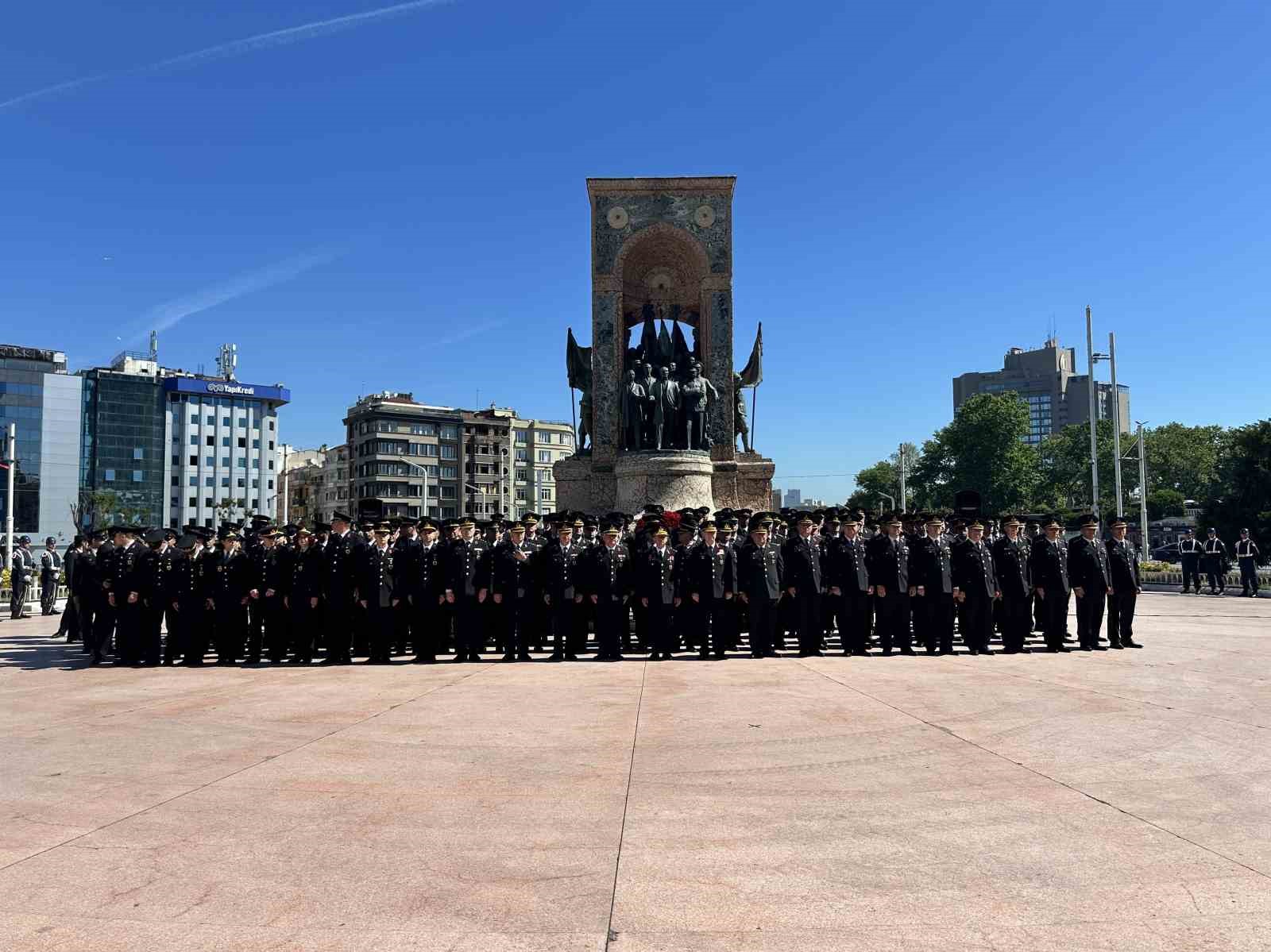 Jandarma Genel Komutanlığı’nın 187’nci kuruluş yıl dönümünde Taksim Cumhuriyet Anıtı’na çelenk bırakıldı