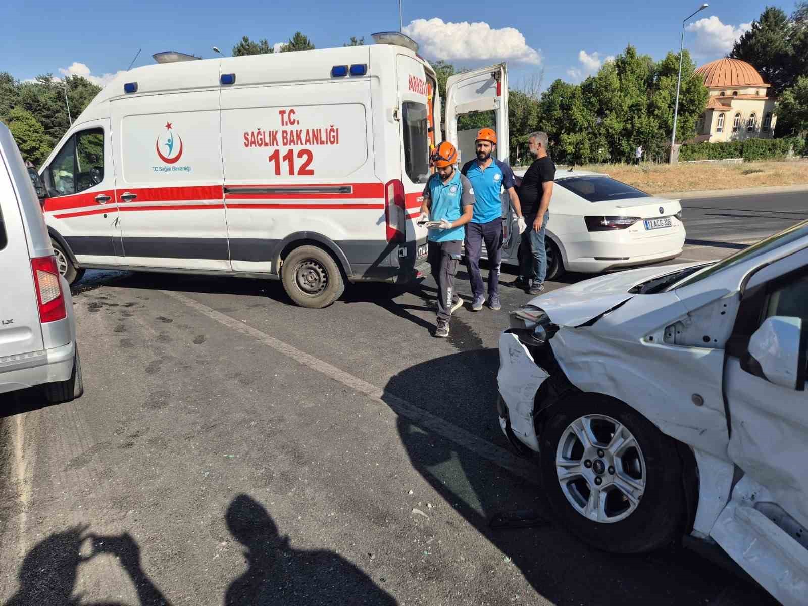 Bingölde iki hafif ticari araç çarpıştı: 2 yaralı