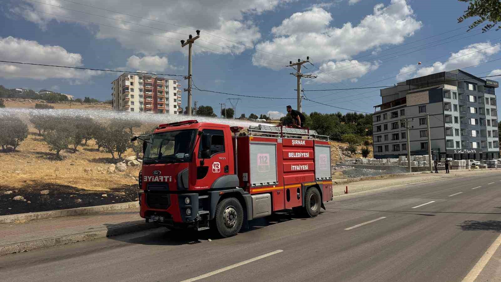 Şırnak&rsquo;ta yol kenarında &ccedil;ıkan yangın b&uuml;y&uuml;meden s&ouml;nd&uuml;r&uuml;ld&uuml;