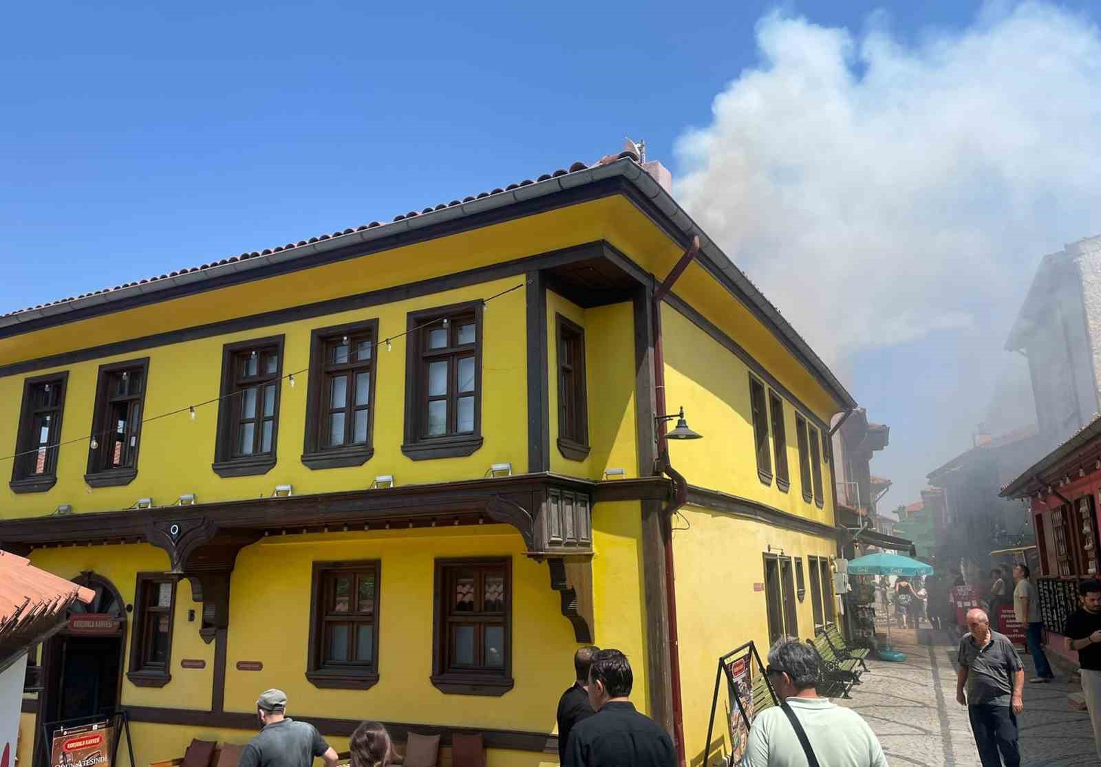 Tarihi Odunpazarı Evleri bölgesinde korkutan yangın: 2 kişi dumandan etkilendi