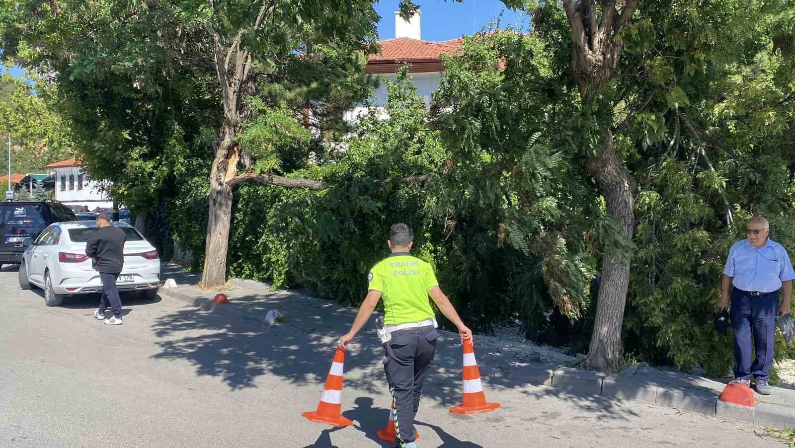 Sivas Valiliği uyarmıştı, r&uuml;zgar hasara yol a&ccedil;tı