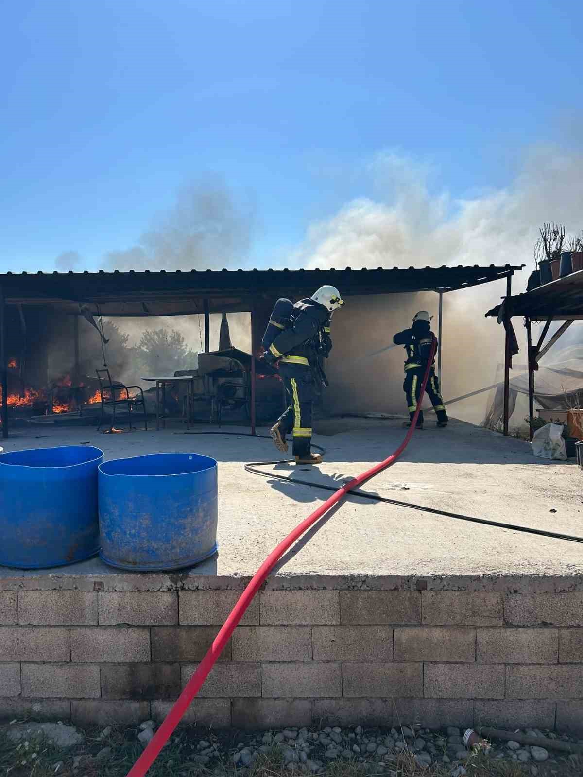 Besiciye ait konteyner, yangında kullanılamaz hale geldi