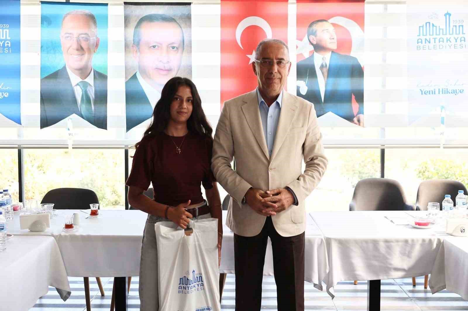 Başkan İbrahim Naci Yapar, YKS&rsquo;de dereceye giren &ouml;ğrencilerle bir araya geldi