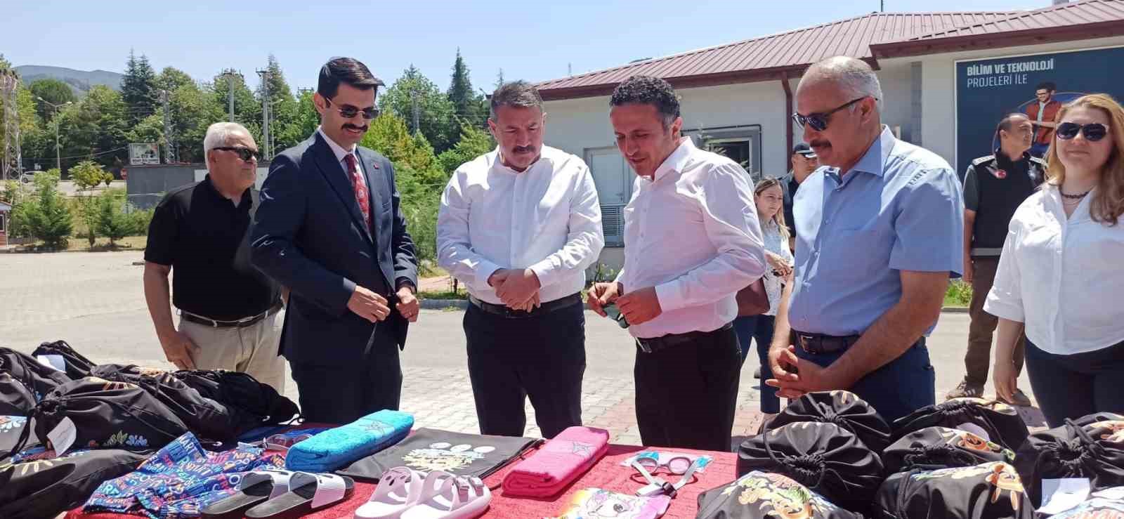 Devrek&rsquo;te &ouml;ğrencilere havuz malzemeleri hediye edildi