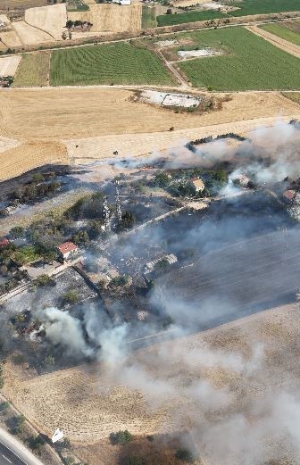 Kırklareli’nde yerleşim alanlarına sıçrayan anız yangınında bir bağ evi yandı