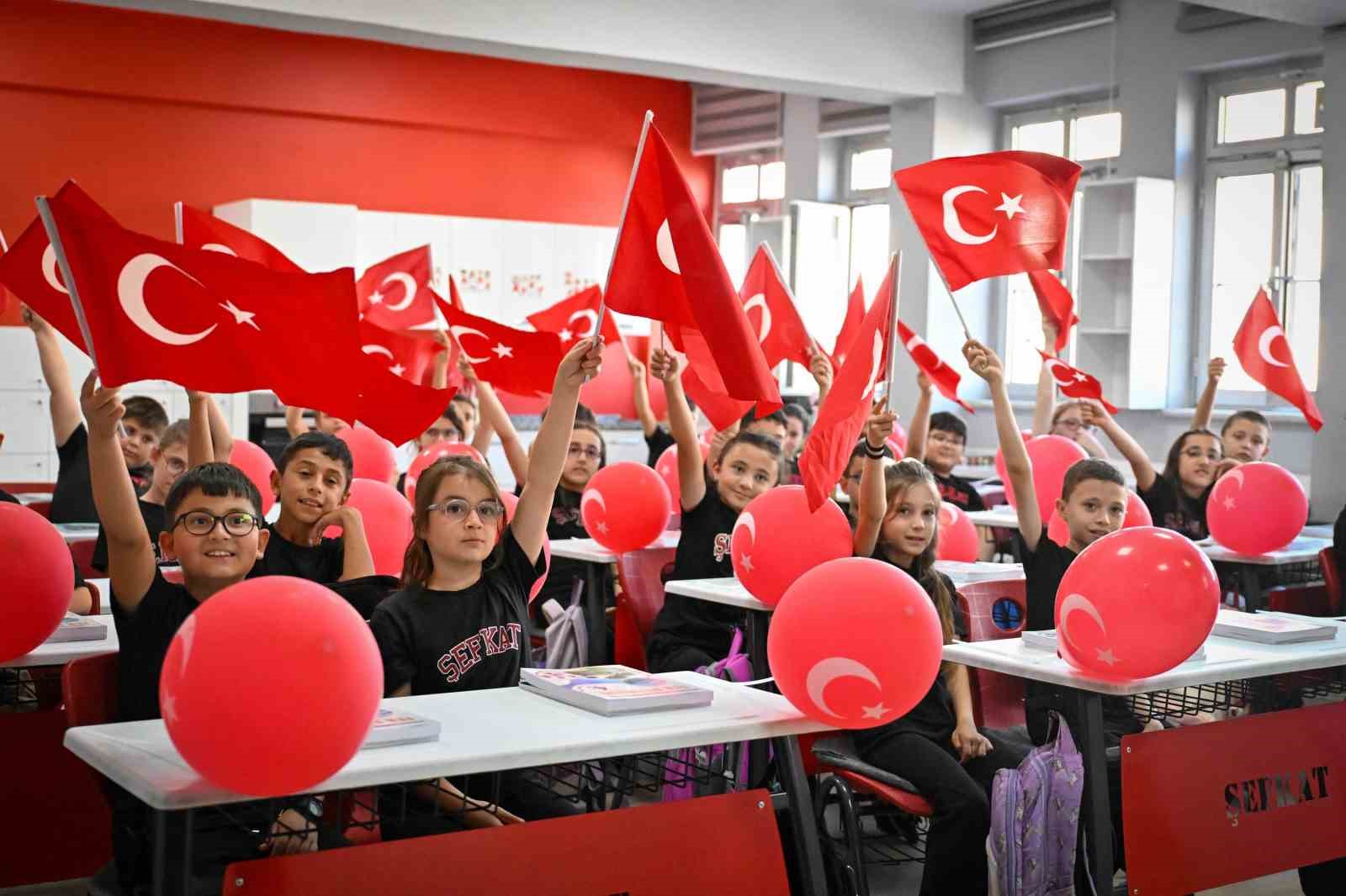 Uşak’ta eğitim öğretim yılının ilk ders zili çaldı