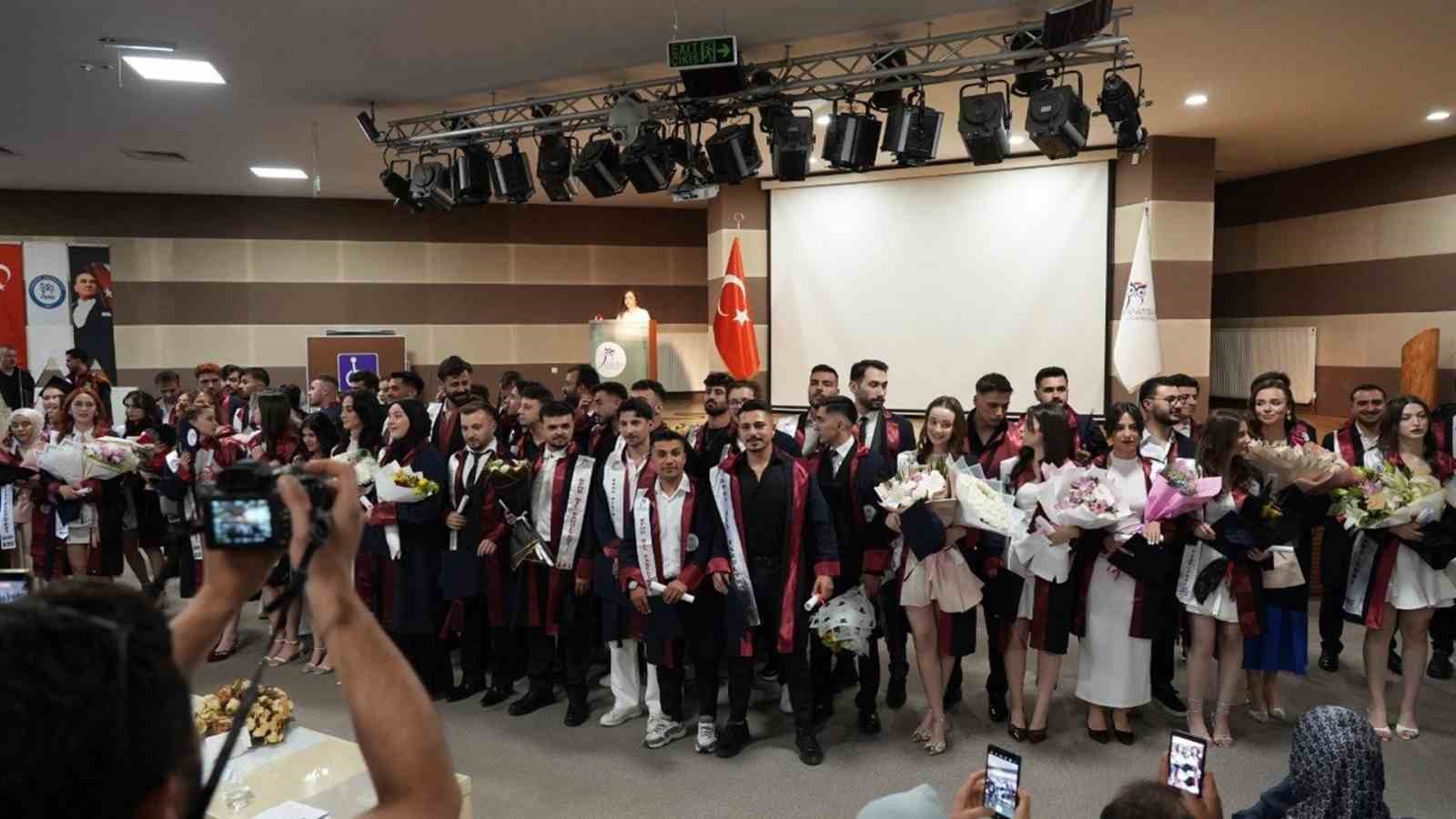 Sporun geleceğine y&ouml;n verecek gen&ccedil;ler diplomalarını aldı