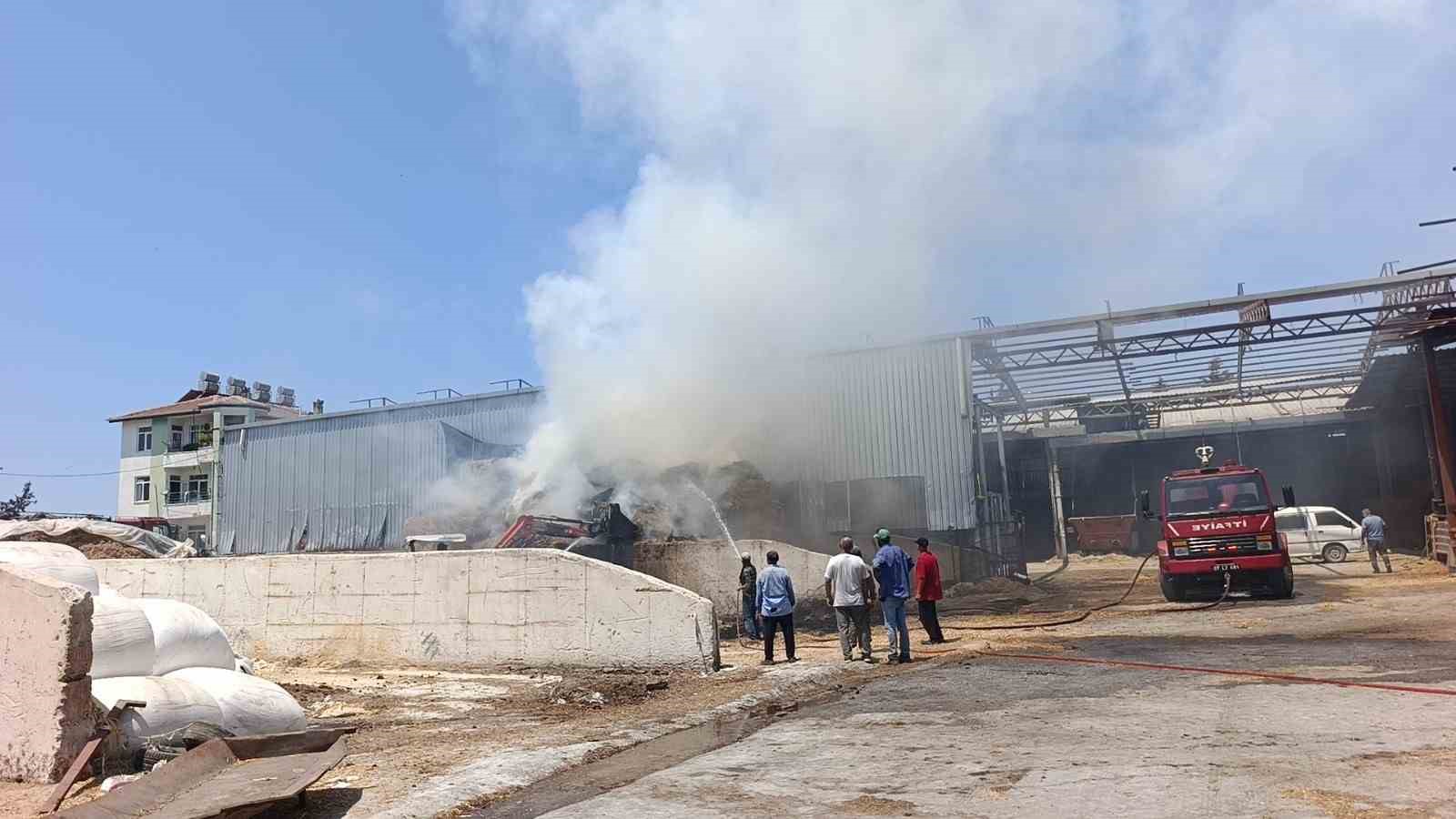Antalya’da besihanede çıkan yangında 60 saman balyası kül oldu