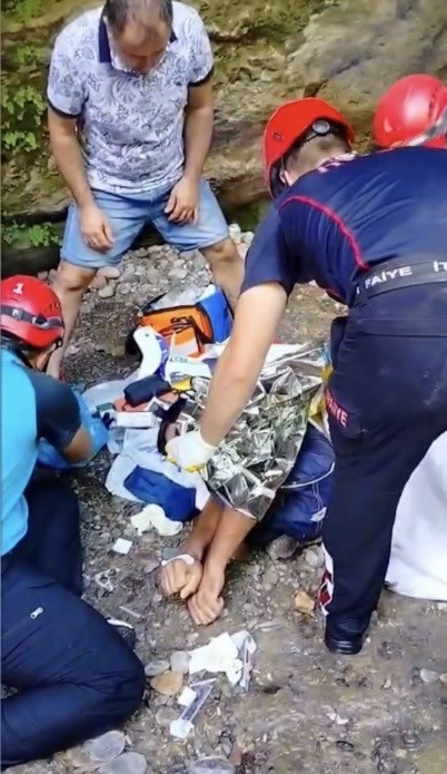 Kayalıklardan düşen doğa yürüyüşçüsü askeri helikopterle kurtarıldı