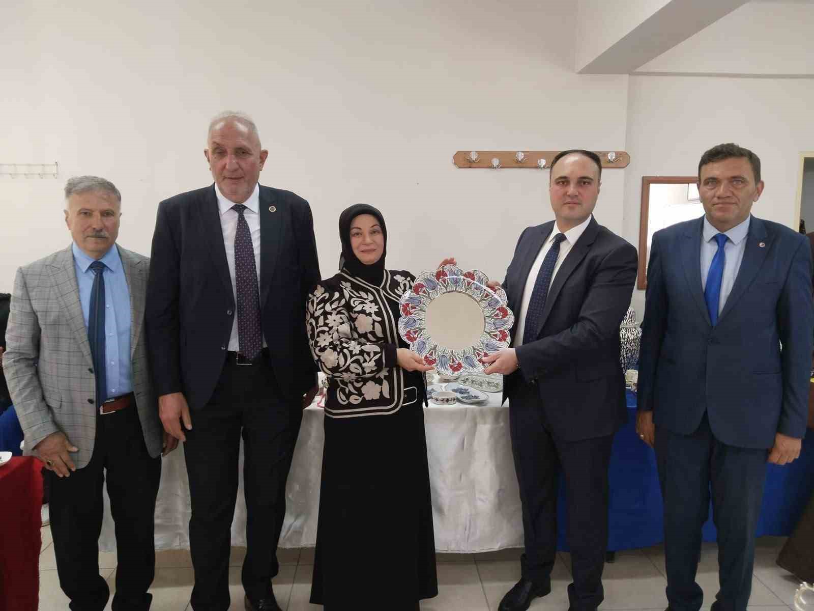 Aslanapa’da yılsonu sergisi açıldı