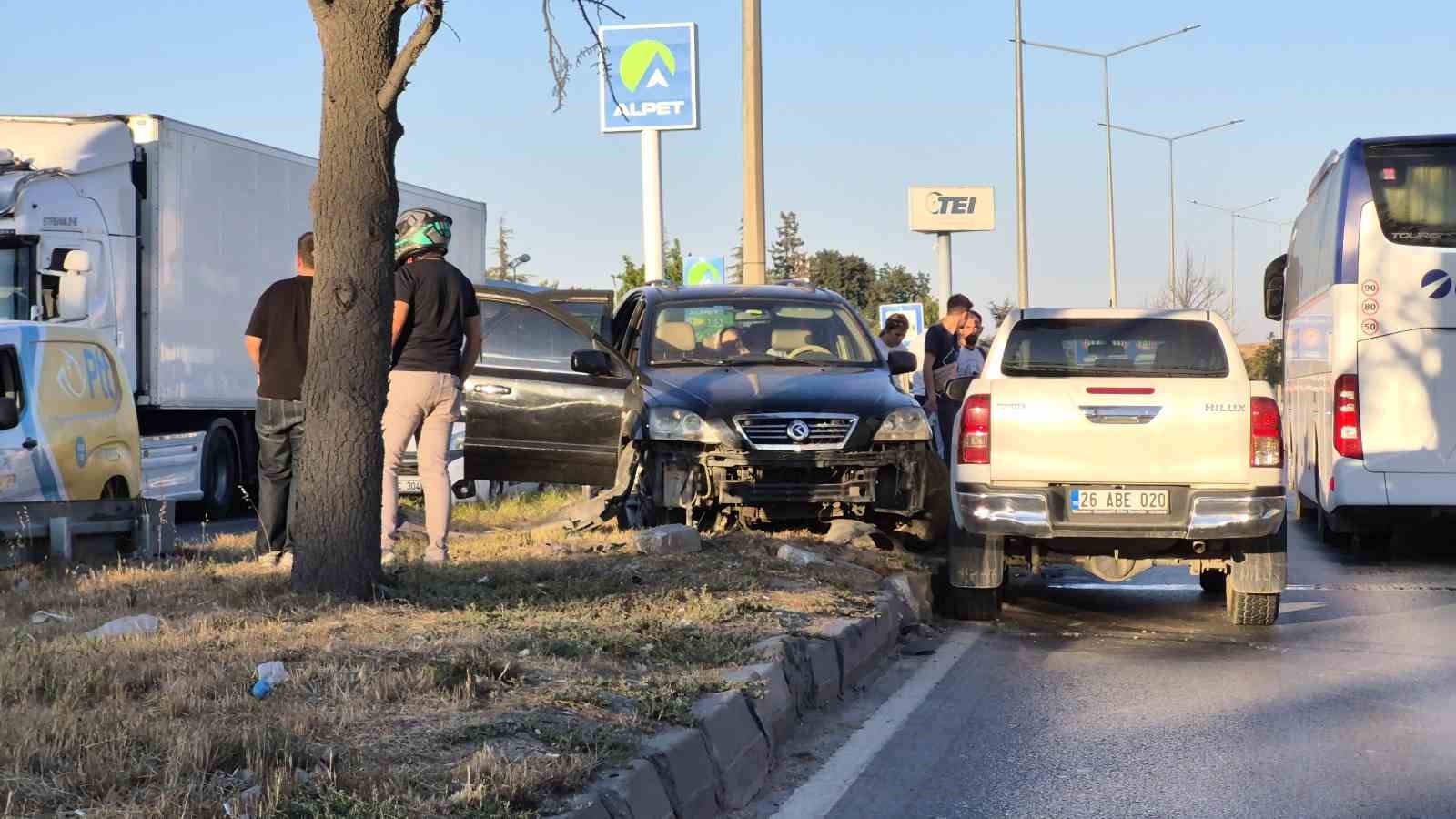 Eskişehir’de pikap ile çarpışan otomobil refüje çıktı