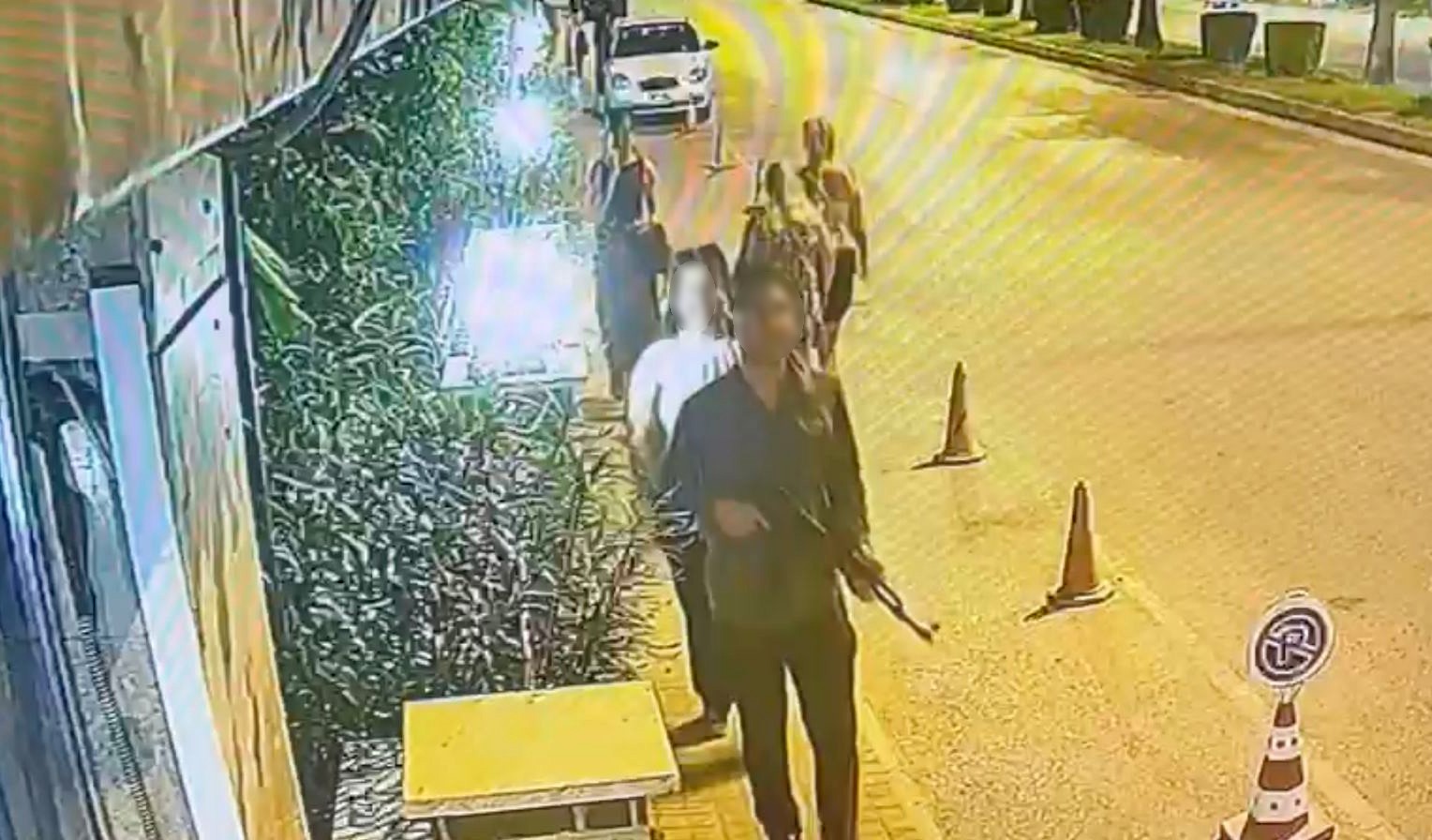 Elinde uzun namlulu plastik silahla sokağa &ccedil;ıktı jandarmayı alarma ge&ccedil;irdi