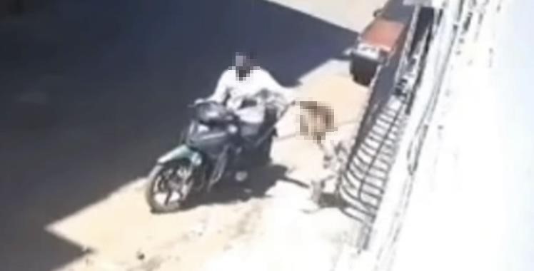 Gaziantep&rsquo;te tepki &ccedil;eken g&ouml;r&uuml;nt&uuml;: K&uuml;&ccedil;&uuml;k kızını darbedip motosikletle s&uuml;r&uuml;kleyen baba g&ouml;zaltına alındı