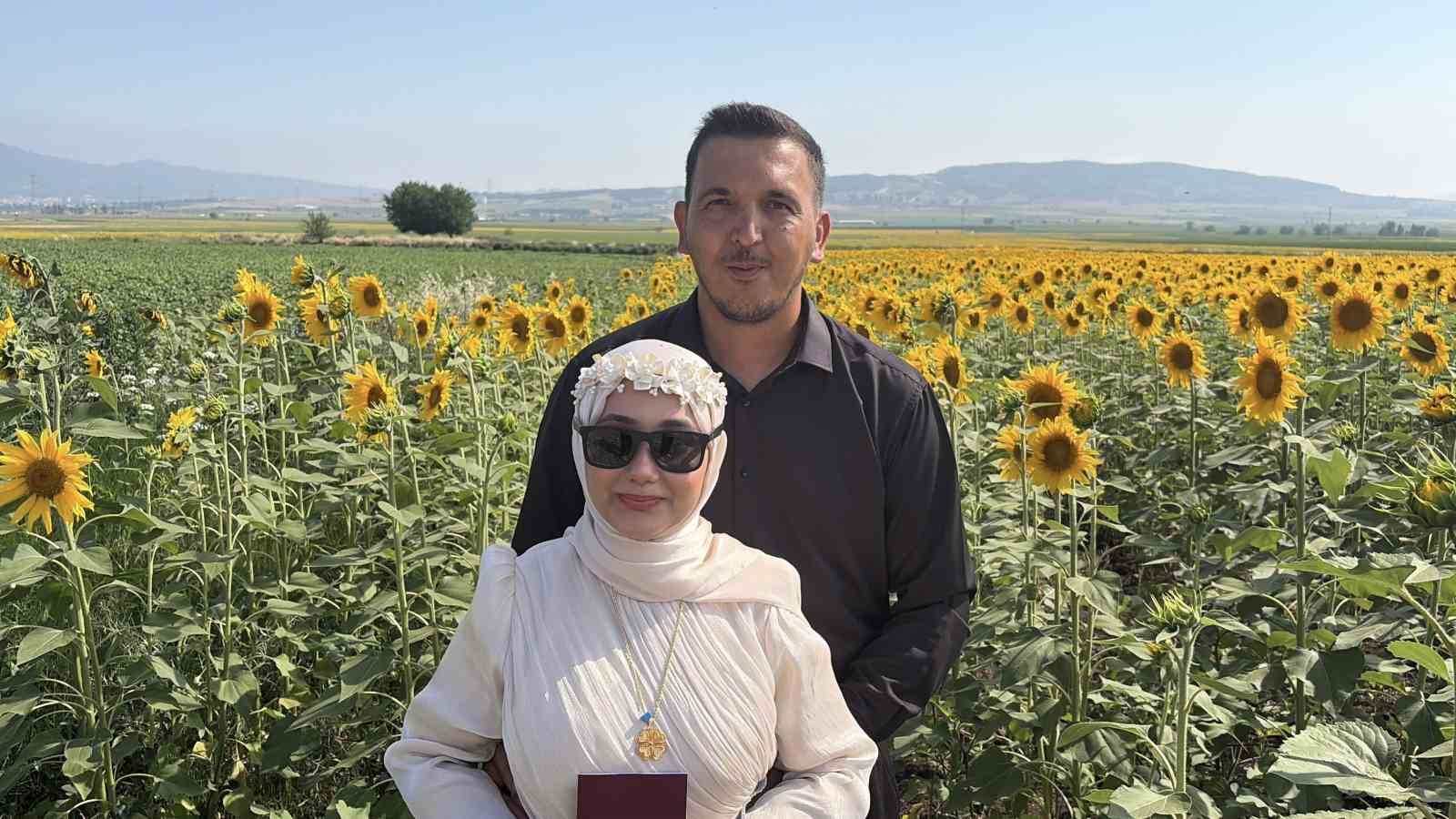 Osmaniye&rsquo;de ay&ccedil;i&ccedil;eği tarlaları yeni evli &ccedil;iftlerin g&ouml;zdesi oldu