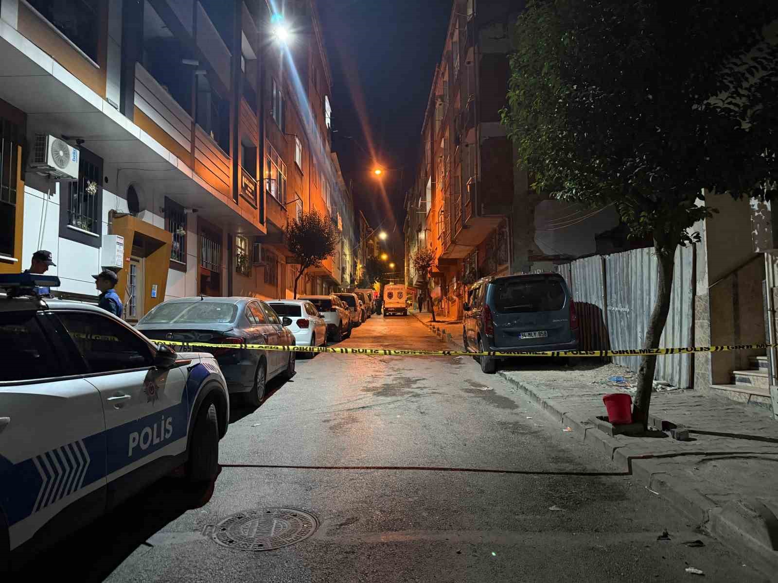 Esenler&rsquo;de bir evde bulunan kişiler arasında kavgada silahlar konuştu: 3 ağır yaralı