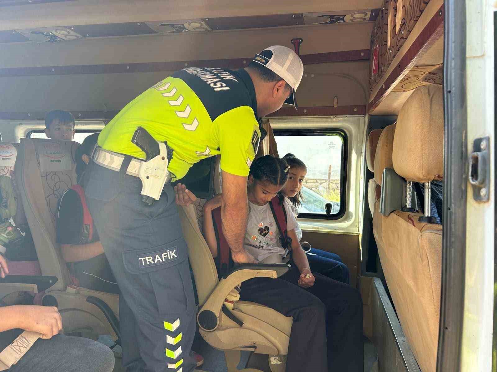 Okul servis araçları tek tek kontrol edildi