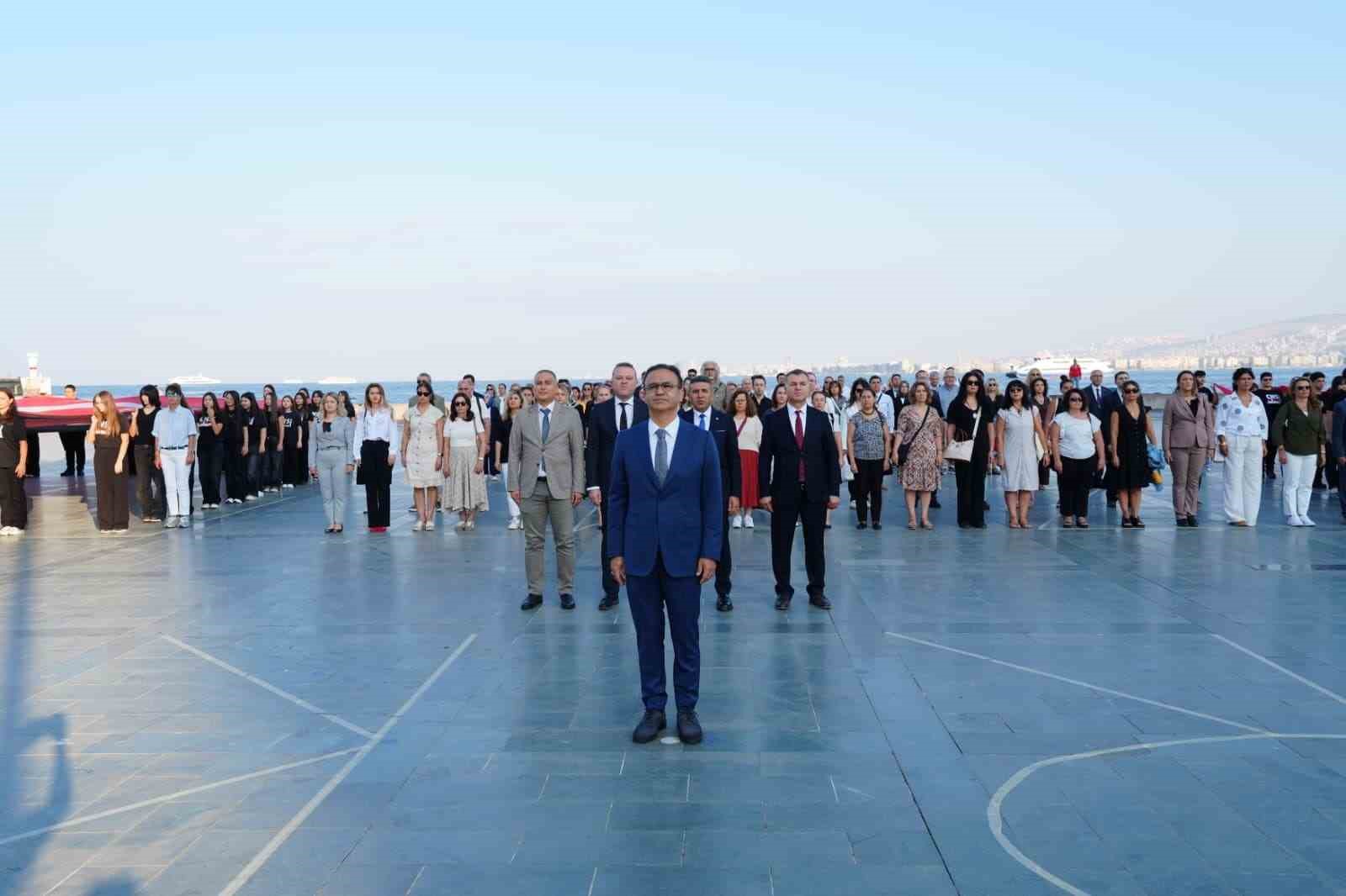 İzmir&rsquo;de yeni eğitim &ouml;ğretim yılı t&ouml;renle başladı