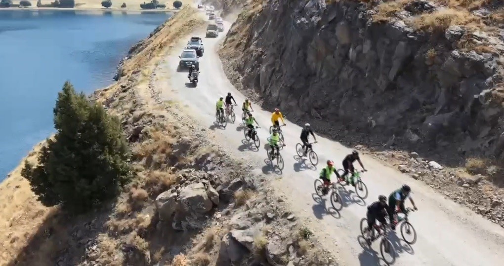Doğaseverler Van G&ouml;l&uuml;&rsquo;n&uuml;n saklı cennetine pedal &ccedil;evirdi