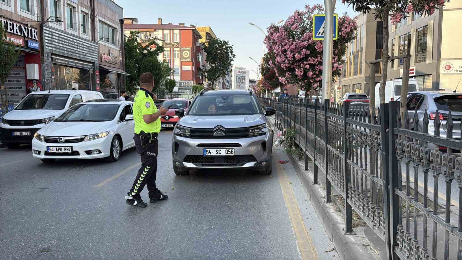 Yaya ge&ccedil;idinden ge&ccedil;erken otomobilin &ccedil;arptığı kadın yaralandı