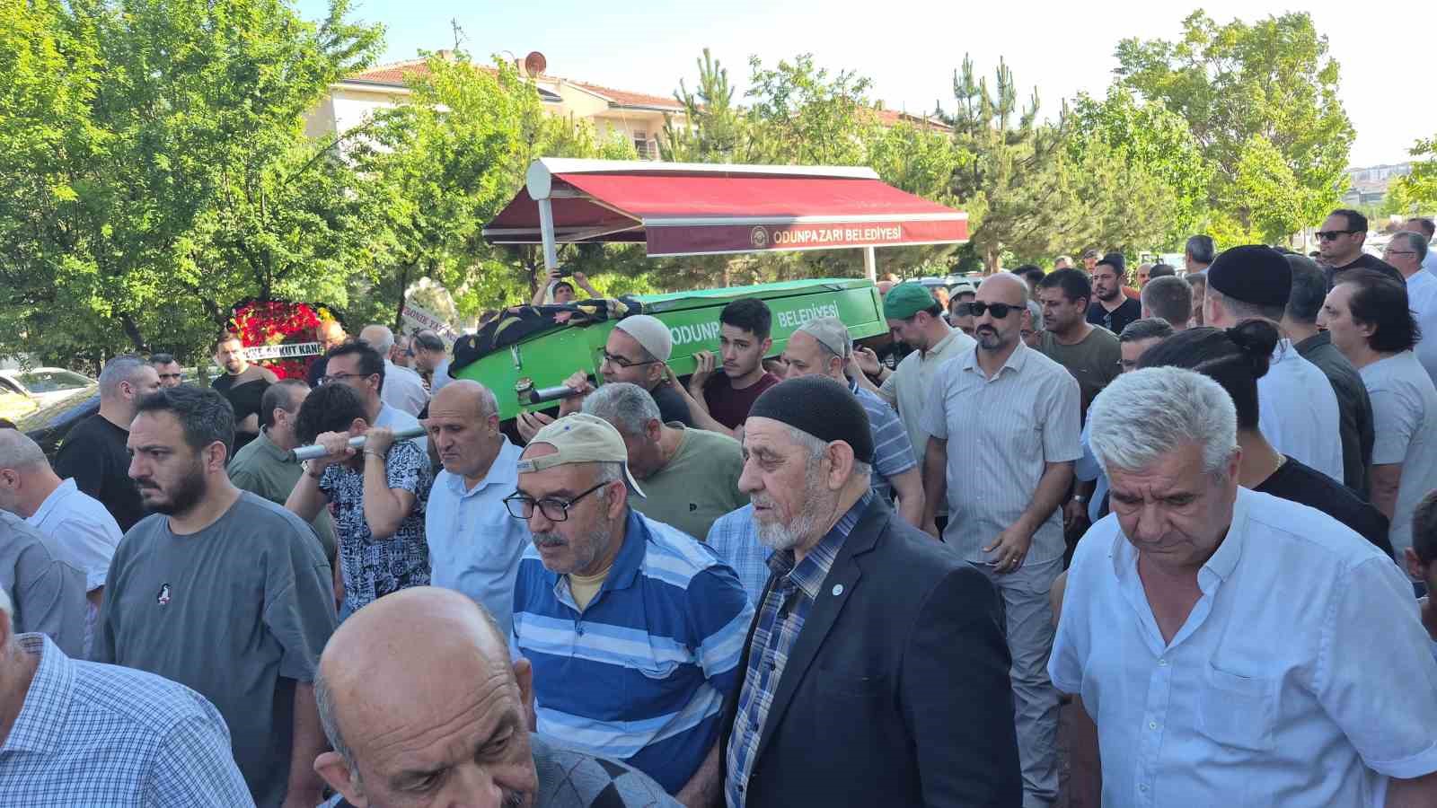 Ünlü yazar Dilek Cesur’un annesi gözyaşları içinde toprağa verildi
