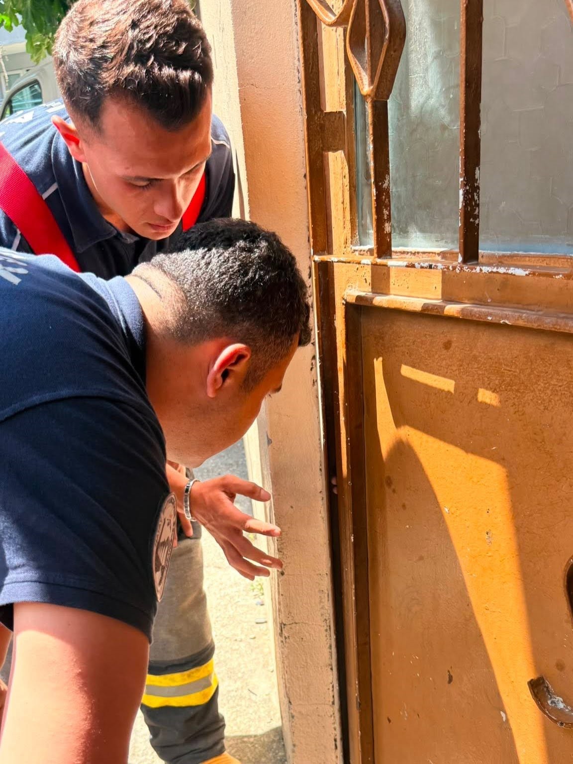 Parmağı kapıya sıkışan çocuğun imdadına itfaiye yetişti