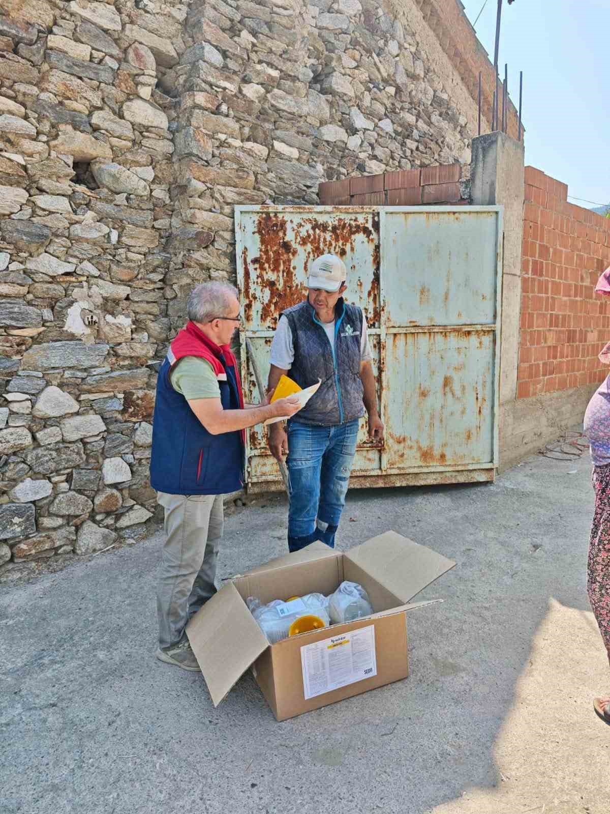 Nazilli’de 2 bin 500 Akdeniz meyve sineği tuzağı dağıtıldı
