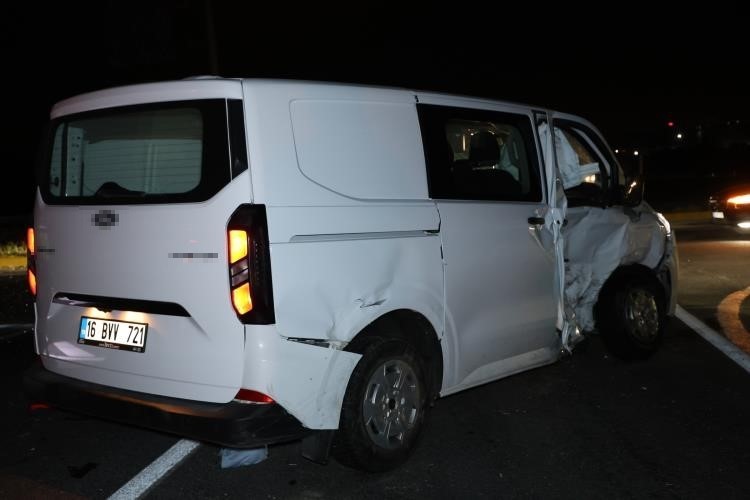 Minibüs ile hafif ticari araç çarpıştı: 5 yaralı