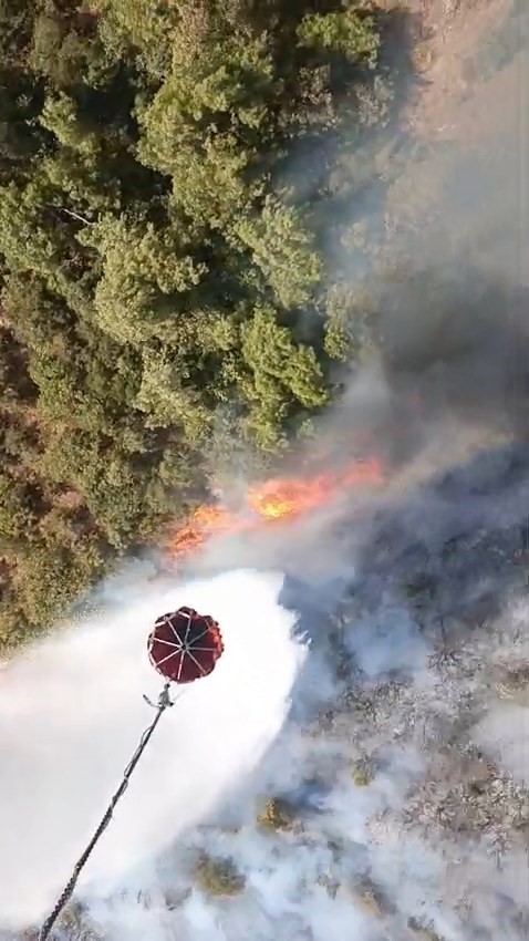 Uludağ’ın eteklerindeki orman yangınına helikopterler müdahaleye başladı
