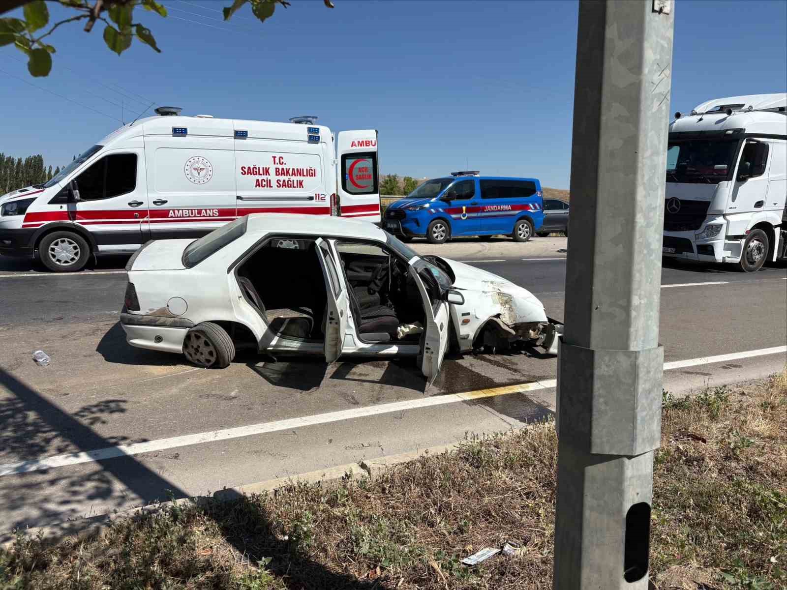 Bariyerlere çarpan otomobilde 6 kişi yaralandı
