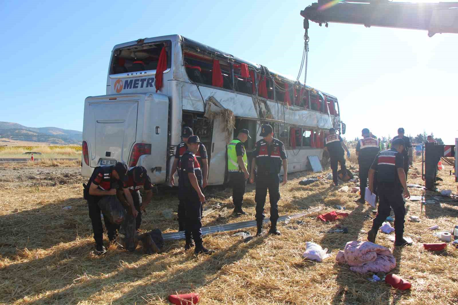 Amasya’da çift katlı otobüs kazası: 2’si ağır 46 yaralı