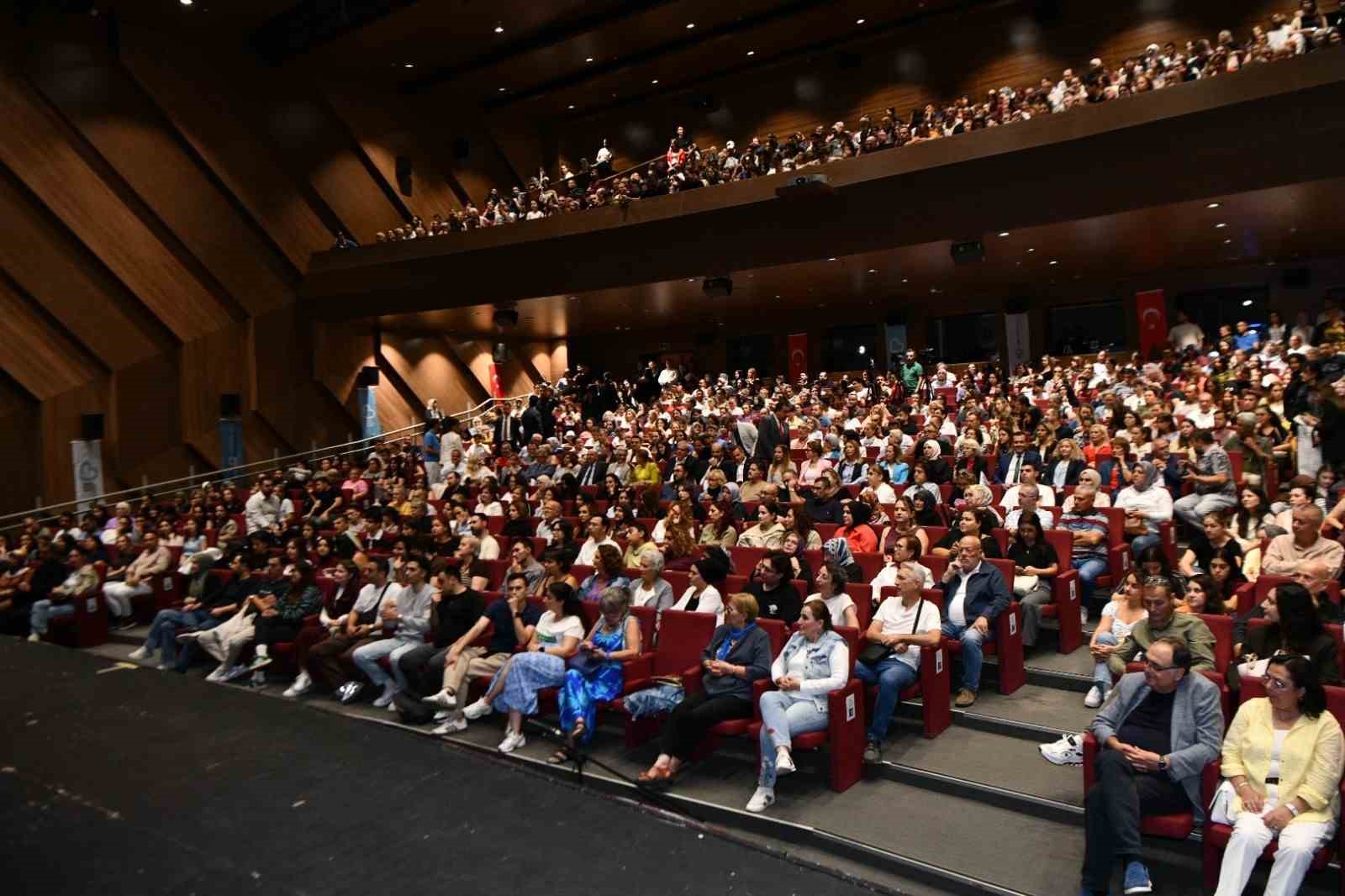 Balıkesir Şehir Tiyatrosunda ilk g&uuml;nden izdiham oluştu