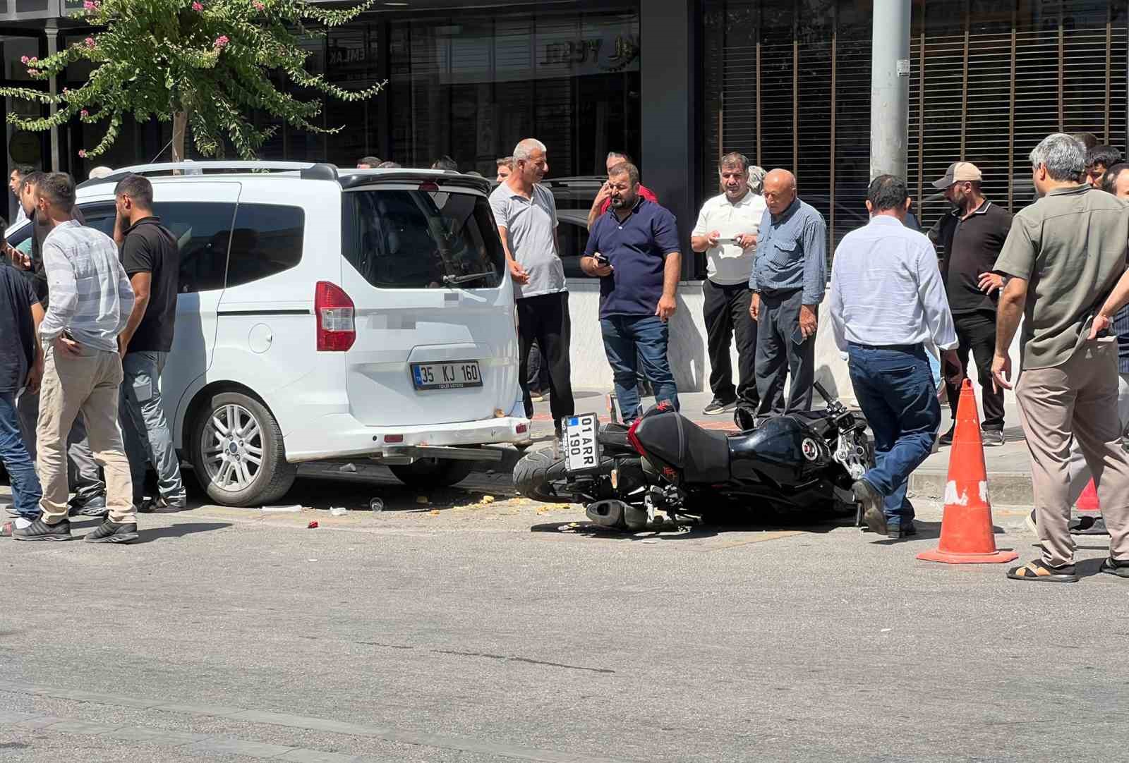 Batman&rsquo;da motosiklet ile iki otomobil &ccedil;arpıştı: 2 yaralı