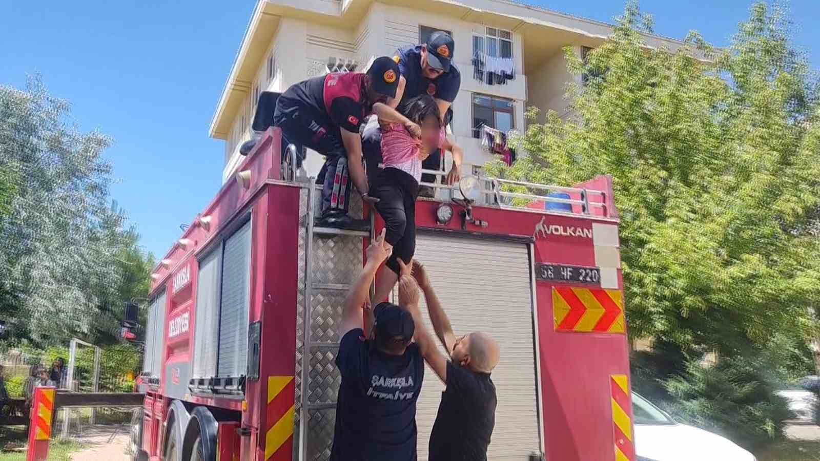 &Ccedil;ıktığı ağa&ccedil;ta mahsur kalan otizmli &ccedil;ocuk itfaiye ekiplerince kurtarıldı