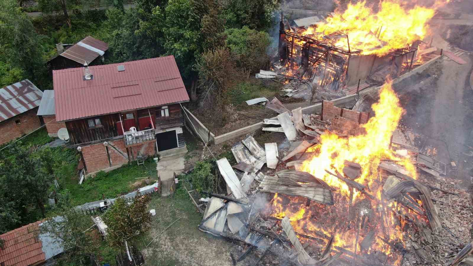 Kastamonu’daki köy yangınına müdahale sürüyor: 8 ev yanıyor
