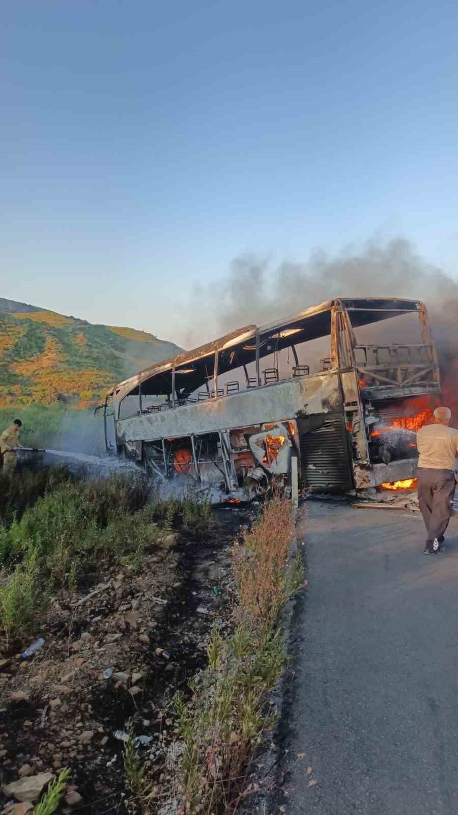 Antalya’da yanan yolcu otobüsü hurdaya döndü
