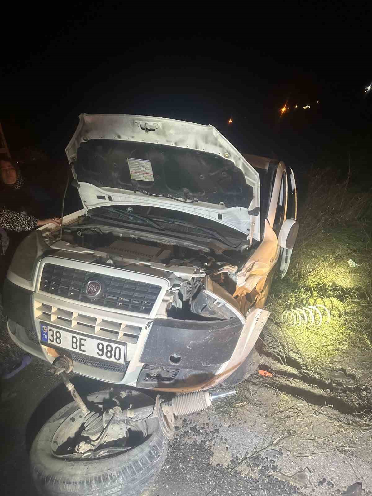 Kayseri&rsquo;de hafif ticari ara&ccedil;la otomobil kafa kafaya &ccedil;arpıştı: 2 yaralı